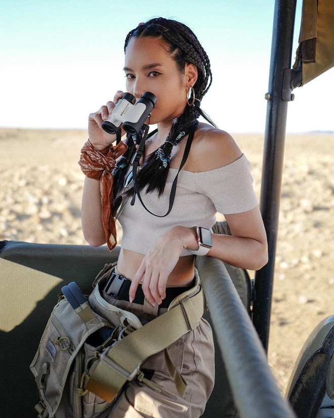 Nhờ vẻ ngoài xinh đẹp, rạng rỡ, cô được giới trẻ Thái Lan yêu mến. Trang cá nhân của nữ giáo viên nổi tiếng xứ chùa vàng có hơn 2,5 triệu người quan tâm, theo dõi.