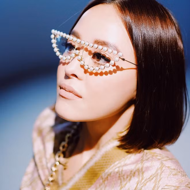 Peary Pie (sinh năm 1988, tên thật là Amata Chittasenee) được biết đến như một chuyên gia trang điểm và fashionista xinh đẹp, đa tài. Cô được ví như “phù thuỷ Pony” của Thái Lan bởi tài năng trang điểm đa dạng, chuyên nghiệp.