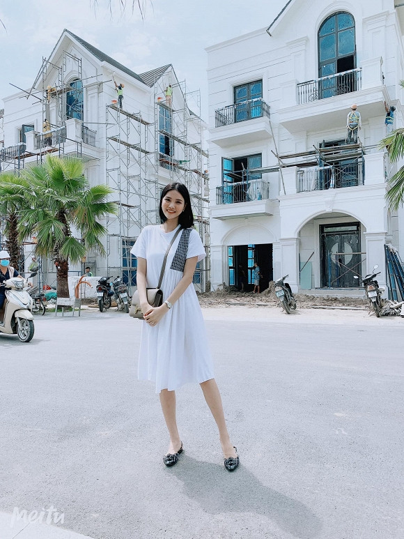 Nhìn bên ngoài căn nhà màu trắng của Kỳ Hân, Mạc Hồng Quân nhiều fan phải thốt lên rằng: "Đúng là có điều kiện!", "Gia đình có điều kiện có khác", "Chúc mừng anh chị, sang năm nhận bàn giao nhà mới rồi, nhanh lắm"... Được biết, căn hộ mới của cặp đôi nằm ở ngoại thành Hà Nội.