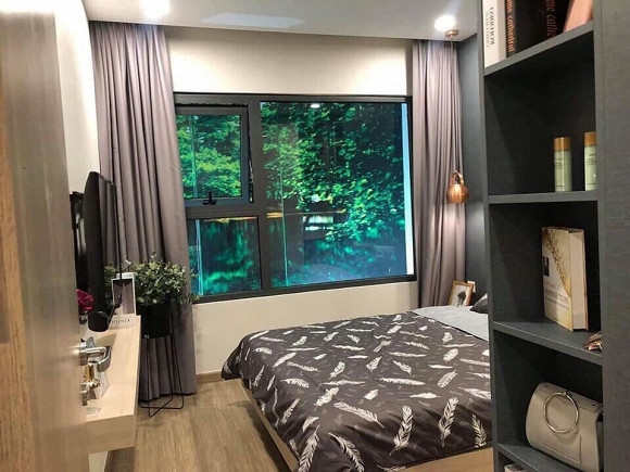 Ca sĩ Vũ Duy Khánh sẽ thực hiện liveshow 10 năm ca hát của mình trong thời gian sắp tới. Được biết, nam ca sĩ rao bán căn hộ tại một chung cư ở Long Biên, Hà Nội. Căn hộ có một phòng ngủ với diện tích thông thuỷ 42,9 m2, diện tích tim tường 46,3 m2, hướng tây bắc, nằm trên tầng cao nhất của toà nhà. Anh rao bán căn hộ với giá hơn 1 tỉ đồng.