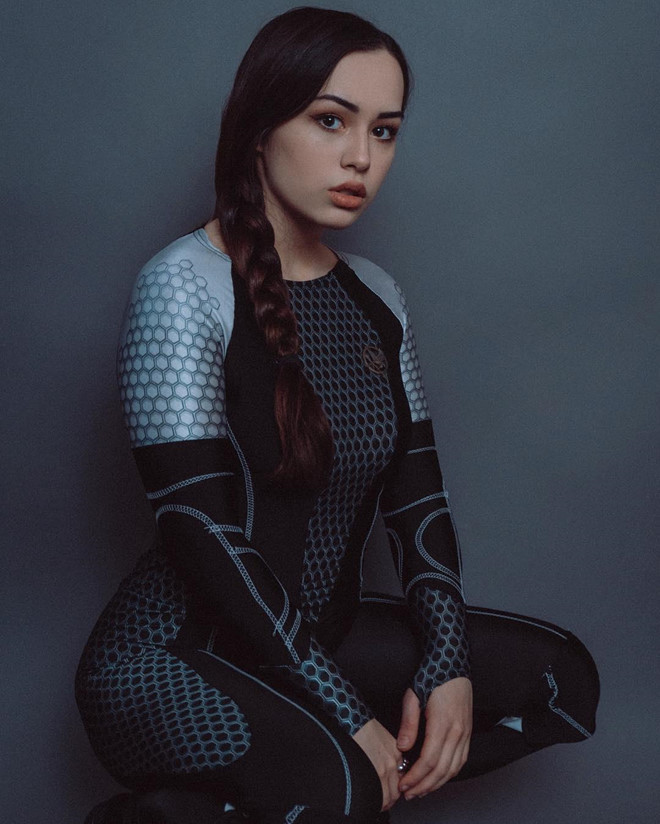 Khi không trang điểm hay tạo hình kỳ dị, nhan sắc đời thường của Mira nhận được nhiều lời khen từ dân mạng. Dù là phong cách nữ tính, "bánh bèo" hay tomboy, 10X đều "cân" được.