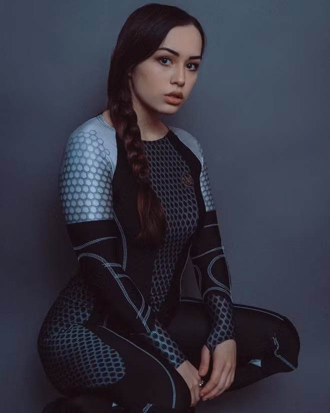 Khi không trang điểm hay tạo hình kỳ dị, nhan sắc đời thường của Mira nhận được nhiều lời khen từ dân mạng. Dù là phong cách nữ tính, "bánh bèo" hay tomboy, 10X đều "cân" được.