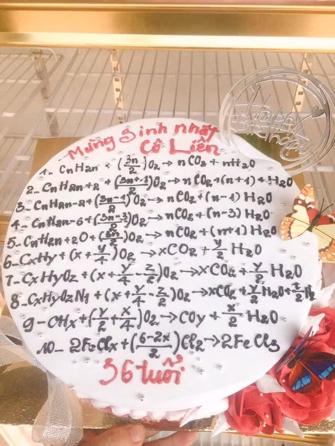 Hoc sinh chuyen Hoa tang banh sinh nhat cho co giao va cai ket