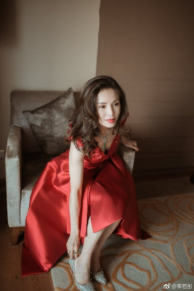 Khi ngâm chân, "cô cô Tiểu Long Nữ" còn cho thêm vài giọt tinh dầu hương thảo và ấn nhẹ vào huyệt bất lão. Lý Nhược Đồng không quên mát-xa chân trong khoảng 5 phút để kích thích cơ thể bài thải chất độc ra ngoài.