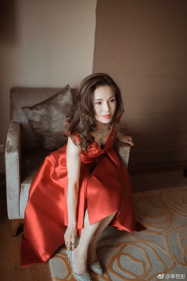 Khi ngâm chân, "cô cô Tiểu Long Nữ" còn cho thêm vài giọt tinh dầu hương thảo và ấn nhẹ vào huyệt bất lão. Lý Nhược Đồng không quên mát-xa chân trong khoảng 5 phút để kích thích cơ thể bài thải chất độc ra ngoài.