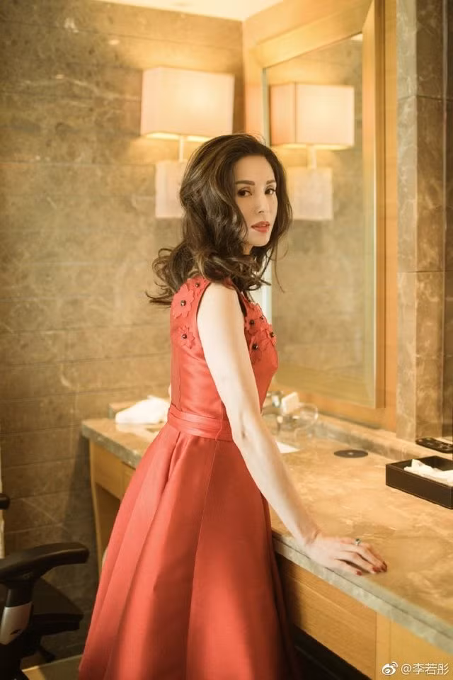 Bên cạnh đó, Lý Nhược Đồng hạn chế dùng mỹ phẩm. Cô chủ yếu sử dụng mặt nạ rượu đỏ để dưỡng da. Loại rượu này có tác dụng chống ô-xy hóa, làm tăng sức đề kháng của da, thúc đẩy quá trình tuần hoàn máu, tăng độ ẩm, giúp da trắng nõn, mịn màng.