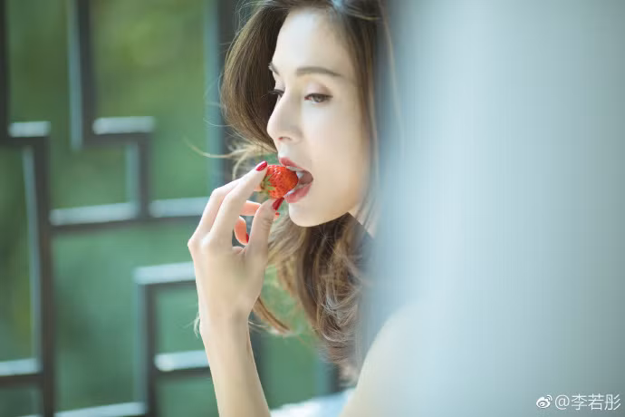 Hiện tại, sau 24 năm phát sóng Thần điêu đại hiệp, Lý Nhược Đồng vẫn xinh đẹp như ngày nào, trẻ trung với làn da láng mịn. Loạt ảnh mới của cô được khán giả khen "đẹp như một nàng tiên". Có người còn ngỡ ngàng nói: "Hãy đợi tôi tra từ điển để tìm một từ ngữ có thể ca ngợi nữ thần của tôi"...