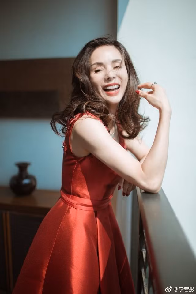 Ngoài việc chăm sóc da bên ngoài, Nhược Đồng còn thường xuyên dùng nước ấm để ngâm chân, giúp thúc đẩy quá trình tuần hoàn máu đồng thời thư giãn thần kinh.