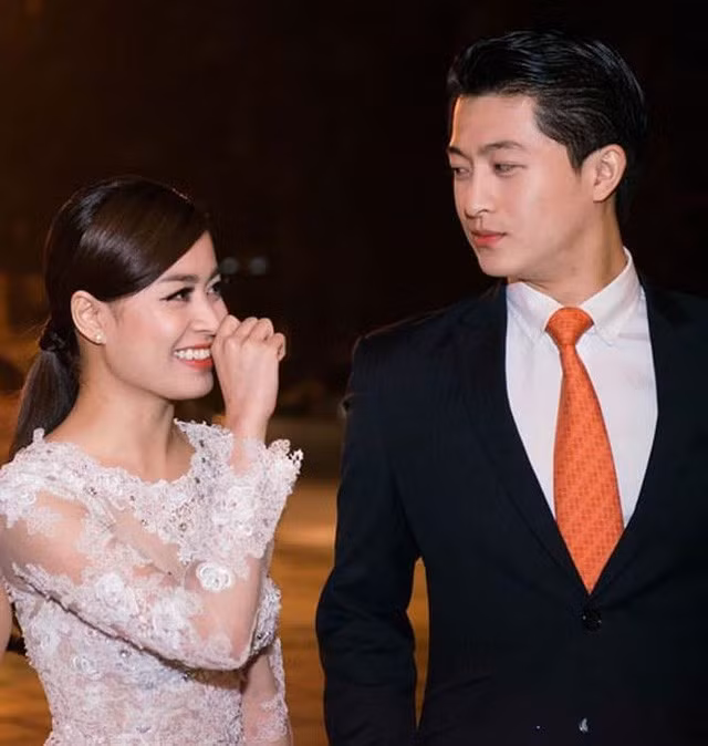 Chia sẻ về Harry Lu, Hoàng Thùy Linh viết trong tự truyện rằng, thực ra mối quan hệ với nam diễn viên này còn chưa thể gọi là tình yêu. Song, với chia sẻ của Harry Lu, cô cảm thấy "tổn thương vô cùng. Có cách nào gợi lại nỗi đau quá khứ của tôi tốt hơn thế không?".