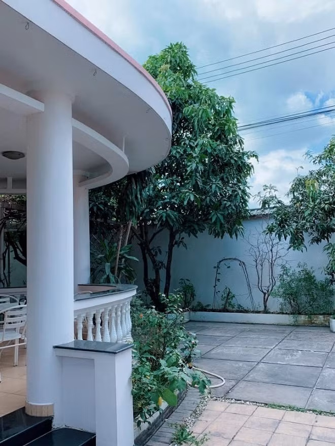 Mặc dù đã cởi mở với truyền thông hơn trước, nhưng người đẹp 47 tuổi vẫn chưa thể mở lòng để nói nhiều hơn về cuộc sống tình cảm hiện tại, và chưa có ý định cho con trai ra mắt công chúng. Cô muốn giữ cho con cuộc sống bình lặng, không bị truyền thông săm soi và chú ý.