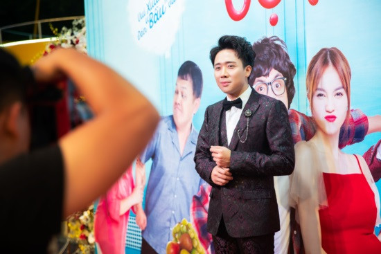 Diện cả cây Dolce&amp;Gabbana, Trấn Thành đã chứng tỏ được sức hút và tầm ảnh hưởng đặc biệt đến giới mộ điệu thời trang 1 cái nhìn thật ấn tượng.