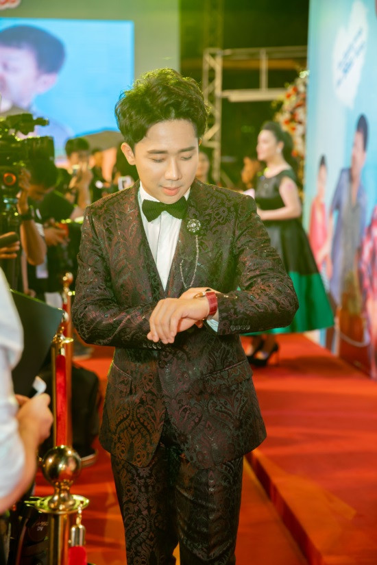 Đồng hồ Cartier có mức giá khủng khiếp lên đến 1,3 tỷ đồng.