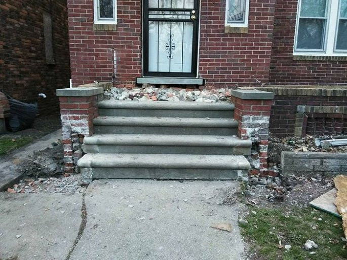 Tại thời điểm mua, hiên nhà bị xé toạc, cửa sổ bị mất và mái nhà bị văng ra ngoài. (Ảnh: Business Insider)