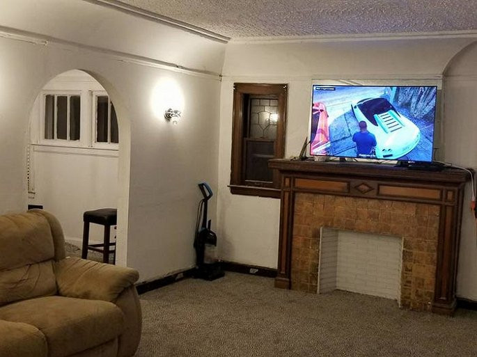 Orr tự mình lắp đặt tất cả các cửa sổ, cửa ra vào và lò sưởi. (Ảnh: Business Insider)