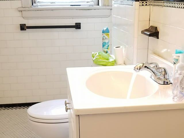 Phòng tắm sử dụng gam màu trắng chủ đạo. (Ảnh: Business Insider)