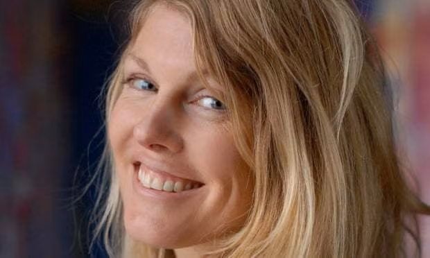 Leigh Hopkinson làm nghề vũ nữ thoát y 24 năm, vốn là sinh viên ngành nghệ thuật.