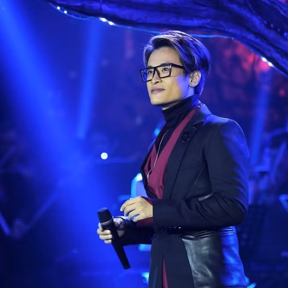 Ha Anh Tuan bi 'dim hang', fan te ngua vi qua giong Quang Trung-Hinh-4