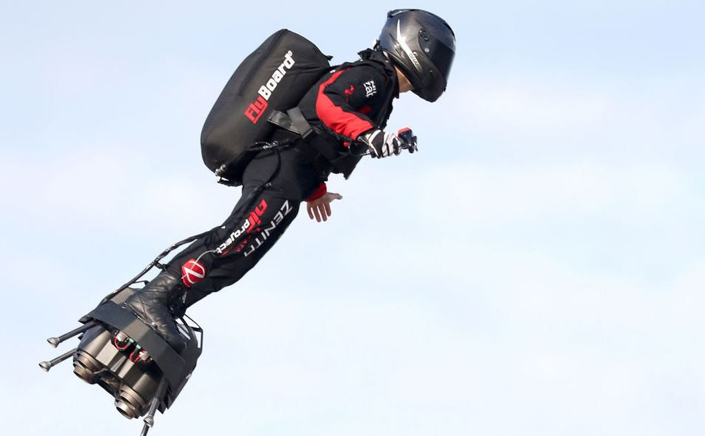 Nguoi dau tien cuoi van bay vuot eo bien Anh-Phap