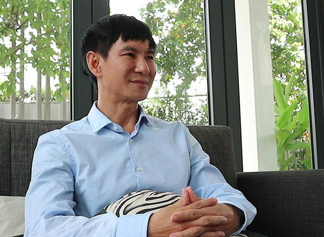 Nếu kể tên các nghệ sĩ Vbiz giàu mà giản dị thì chắc chắn không thể bỏ qua cặp đôi nhà Lý Hải - Minh Hà. Không chỉ sở hữu gia đình hạnh phúc, cặp đôi còn khiến người hâm mộ trầm trồ vì gia tài siêu khủng. Căn nhà của Lý Hải có trị giá lên tới 40 tỷ đồng. Khác với các gia đình nghệ sĩ khác, gia đình Lý Hải - Minh Hà không ngại lui tới các quán bình dân, cho con ăn kem ở công viên vui chơi, ăn cơm bụi như bao người bình thường khác.