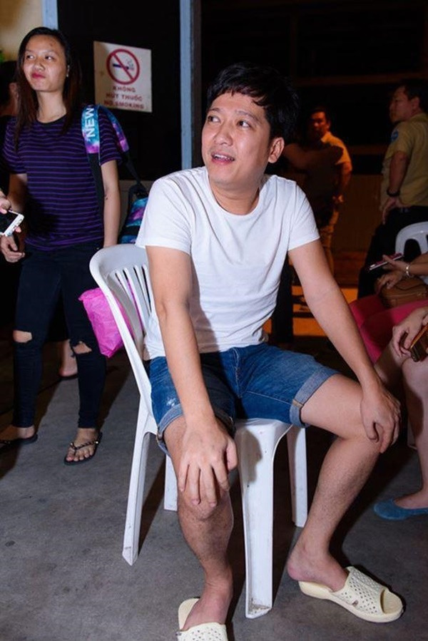 Không cầu kỳ xa hoa, danh hài xứ Quảng thường chọn xuất hiện với áo phông, quần jeans đơn giản. Đặc biệt, không phải sneaker hay giày tây, đôi dép tổ ong thân thuộc mới là sự lựa chọn thường xuyên của anh.