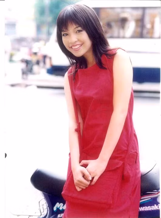 Tốt nghiệp THPT, Hiền Thục thi vào Trung cấp thanh nhạc Nhạc viện TP.HCM, bắt đầu con đường ca hát chuyên nghiệp.