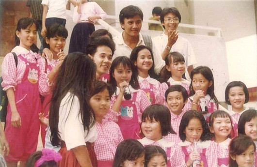 Nữ ca sĩ thường xuyên được xếp ở vị trí trung tâm trong những hoạt động văn nghệ tập thể.