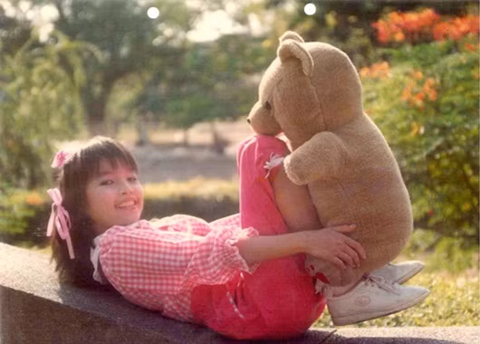 Hiền Thục được biết đến rất sớm khi tham gia vào Đội Sơn ca Nhà Thiếu nhi quận 1, TP. Hồ Chí Minh từ lúc 8 tuổi.