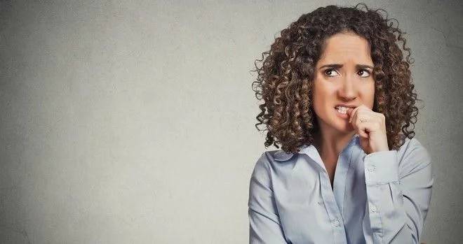 Lo âu: Cảm giác tự ti có thể dẫn đến lo âu. Gần 50% số bệnh nhân trầm cảm gặp phải triệu chứng này. Cảm giác lo âu có thể dần biến mất sau một thời gian, nhưng đó có thể là lúc người bệnh đã từ bỏ hi vọng.