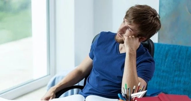 Mất hứng thú trong mọi việc: Người bệnh thường cảm thấy chán nản, mất tập trung, dẫn đến hiệu suất làm việc giảm, khiến cho người bệnh xuất hiện những suy nghĩ tiêu cực.