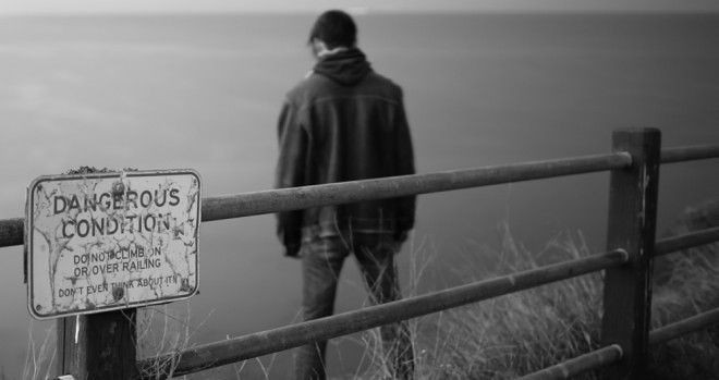 Suy nghĩ về cái chết: Những người mắc bệnh trầm cảm thường dành nhiều thời gian nghĩ về việc tự làm tổn thương mình và có thể bị ám ảnh với suy nghĩ về cái chết. Những suy nghĩ này làm tăng nguy cơ vô tình hoặc cố ý tự làm tổn thương bản thân.