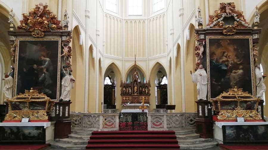 Năm 1870, gia đình Schwarzenberg, một gia đình quý tộc Séc từng cai trị thành phố, đã mua lại nhà thờ và thuê Frantisek Rint (thợ chạm khắc gỗ) đến để sắp xếp lại các bộ xương, bắt đầu từ đây nhà thờ Sedlec trở nên nổi tiếng. Bằng bộ óc sáng tạo vĩ đại, cách bố trí, phối hợp cực kỳ tinh tế và táo bạo, Rint đã tạo ra những "kiệt tác xương người" độc đáo có một không hai, khiến người xem vừa rợn tóc gáy, vừa nể phục.