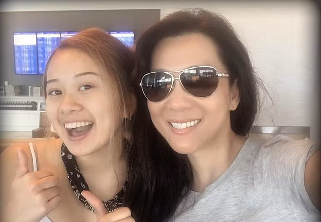 Từ nhỏ, Yenli đã được xem là “bản sao” của MC Nguyễn Cao Kỳ Duyên. Cô sở hữu đôi mắt to tròn, cuốn hút và gương mặt thanh tú.