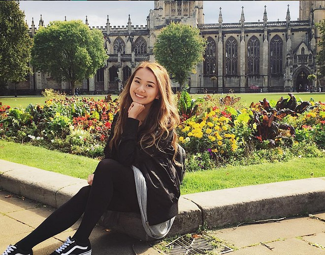 Càng lớn Yenli càng xinh đẹp, gợi cảm. Với làn da nâu cuốn hút cùng thân hình săn chắc, Yenli nhận được nhiều lời khen ngợi từ khán giả. Điểm thu hút nhất trên gương mặt Yenli ngoài đôi mắt sáng “biết nói” chính là nụ cười tươi tắn.