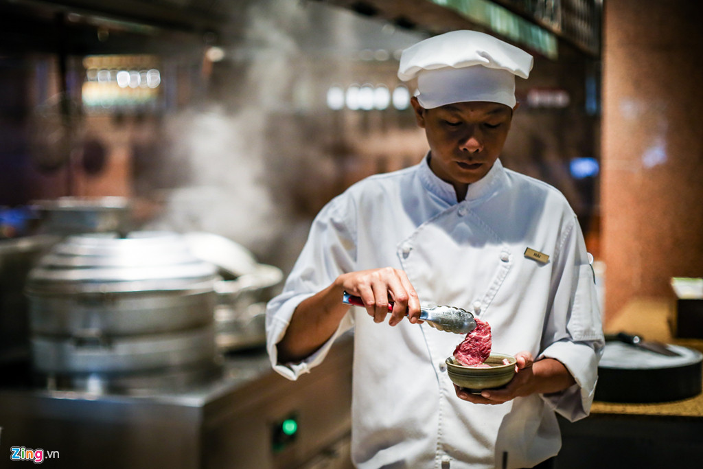 Tại nhà hàng Square One trong khách sạn 5 sao Park Hyatt Saigon (quận 1, TP.HCM), bò được nhập khẩu từ vùng Stockyard (Queensland, Australia). Theo anh Trần Thanh Trí - trợ lý quản lý nhà hàng, phần lớn thịt bò Wagyu ở đây đều đạt điểm 9-10 trong thang điểm đánh giá vân đá cẩm thạch từ 1-12 (Beef Marbling Standard - BMS).