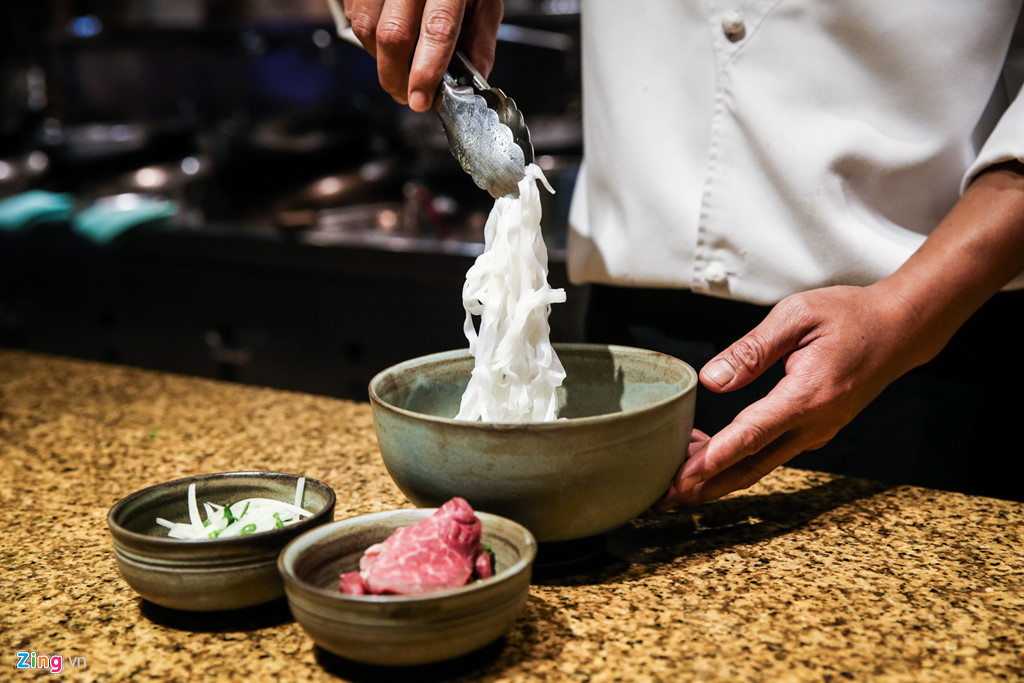 Bên cạnh thịt bò, các nguyên liệu khác cũng được đầu bếp nhà hàng lựa chọn kĩ lưỡng. Bếp trưởng Lâm Quốc Huy cho biết rau củ quả sử dụng cho món phở này được mua trực tiếp từ một nông trại tuyển chọn ở Đà Lạt.