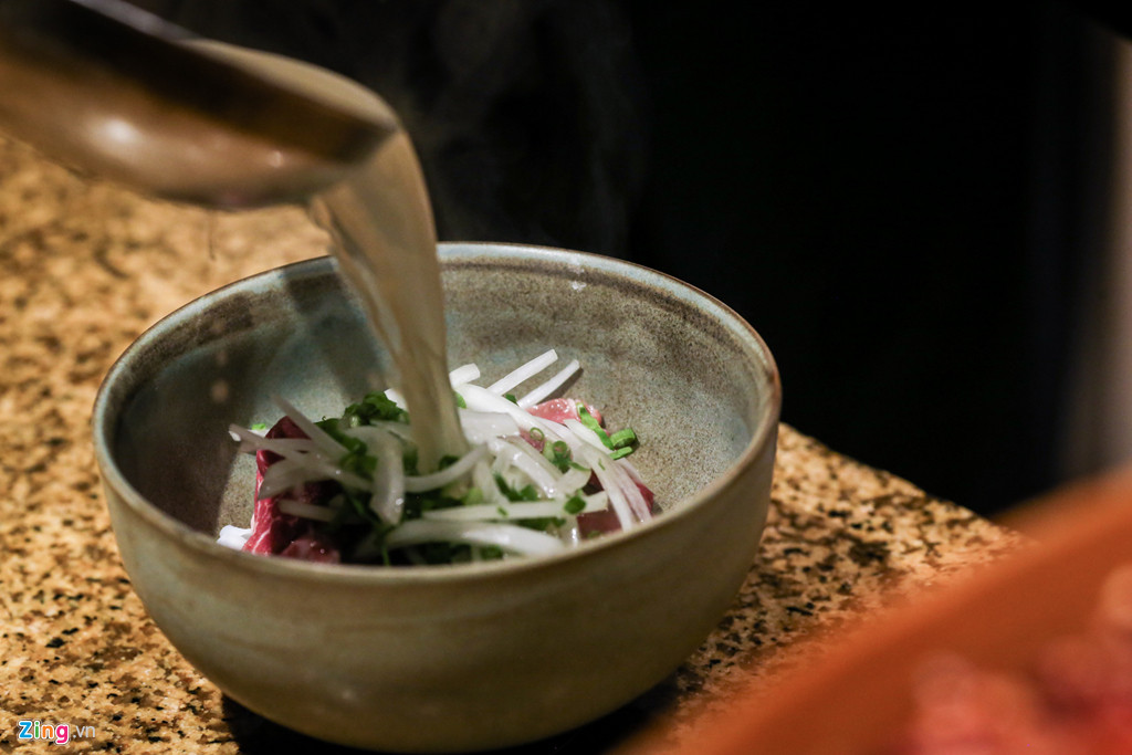 Nước dùng phở được ninh từ xương, thịt bò, thảo mộc trong 6 giờ đồng hồ. Tuy không đậm đà như các quán phở khác, nước dùng ở đây thơm dịu mùi thảo dược.