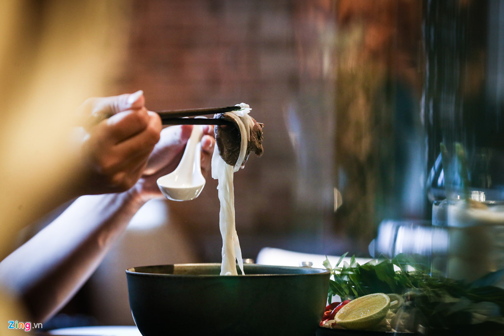 Theo anh Thanh Trí, mỗi ngày nhà hàng vẫn phục vụ khoảng 7-8 tô phở bò Wagyu, một số thời điểm đắt khách có thể lên đến 15 suất. "Khách hàng chính của món này là du khách nước ngoài, họ tò mò về sự kết hợp giữa món ăn truyền thống của Việt Nam với thịt bò Wagyu của Australia. Một bộ phận nhỏ người Việt thỉnh thoảng đến ăn thì ấn tượng với nước dùng hơn, có khi họ mua thêm nước dùng mang về", anh cho biết.