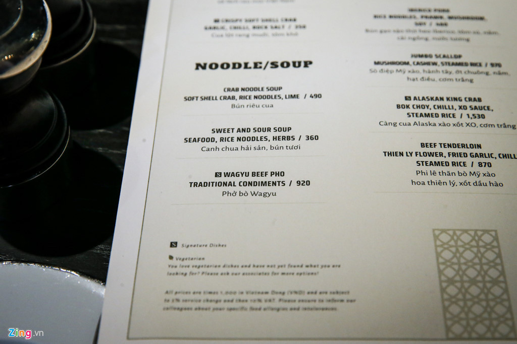 Phở bò Wagyu tại đây được phục vụ theo phong cách Nam Bộ với rau thơm và tương ớt, tương đen. Chia sẻ với Zing.vn, một thực khách từng ghé ăn ở Square One cho biết: "Thực ra hương vị hay nước dùng, sợi phở ngon nhưng không quá đặc biệt, tôi ấn tượng nhiều hơn với miếng thịt bò to, dày nhưng rất mềm và tan ngay trong miệng. Vốn là loại bò thượng hạng, lại được phục vụ trong khách sạn 5 sao nên giá bán như vậy cũng không có gì bất thường". Tuy nhiên, theo anh Thanh Trí, đây chỉ là món ăn có mức giá trung bình trong phân khúc đồ Việt ở nhà hàng. Chưa kể, với một số món ăn châu Âu, đặc biệt là hải sản, giá bán còn lên đến 5-6 triệu đồng mỗi suất ăn. Tiêu biểu, một con tôm hùm tùy cân nặng, xuất xứ và cách chế biến, có thể lên đến 4 triệu đồng.