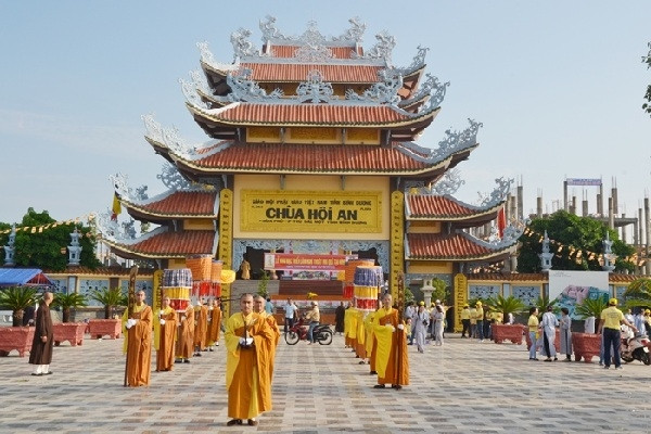 Ngôi chùa được xây dựng giữ nguyên kiến trúc đặc thù của những ngôi chùa ở Nam bộ, theo lối trùng thềm. Không gian kiến trúc tổng thể bao gồm: tiền điện, chánh điện, hậu tổ, giảng đường, đông lang và tây lang. Tuy nhiên, ngôi chùa có sự phá cách khi kết cấu gồm 1 trệt, 1 lầu. Bao quanh khuôn viên chùa là hệ thống cây xanh tạo bóng mát cho người dân thưởng ngoạn, nghỉ ngơi.