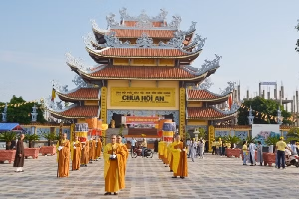 Ngôi chùa được xây dựng giữ nguyên kiến trúc đặc thù của những ngôi chùa ở Nam bộ, theo lối trùng thềm. Không gian kiến trúc tổng thể bao gồm: tiền điện, chánh điện, hậu tổ, giảng đường, đông lang và tây lang. Tuy nhiên, ngôi chùa có sự phá cách khi kết cấu gồm 1 trệt, 1 lầu. Bao quanh khuôn viên chùa là hệ thống cây xanh tạo bóng mát cho người dân thưởng ngoạn, nghỉ ngơi.