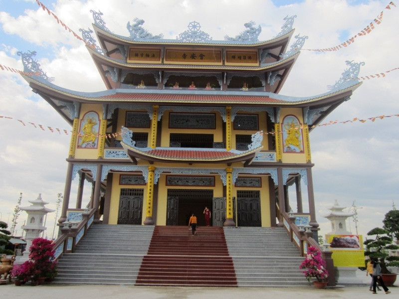 Ngay bên cạnh chùa Hội An là chùa bà Thiên Hậu Thánh Mẫu đã được khánh thành vào tháng 2/2013. Tất cả tạo nên quần thể kiến trúc chùa bề thế, nguy mô, sẽ là một địa điểm sinh hoạt tâm linh, thưởng ngoạn đầy ý nghĩa của người dân gần xa.