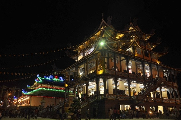 Được biết chùa đã tôn trí và an vị tượng Phật Quán Thế Âm Bồ Tát lộ thiên bằng đá màu trắng, cao 5,3m, nặng 12 tấn; tam tượng Phật bằng đá gồm tượng Phật Thích Ca cao 2,8m, nặng 6 tấn, Quán Thế Âm Bồ Tát, cao 2,3m, nặng 4 tấn, Địa Tạng Bồ Tát cao 2,3m, nặng 4 tấn. Hiện nay, một số công trình ở chùa Hội An hiện nay vẫn đang trong quá trình xây dựng như: nơi ở, đón tiếp khách thập phương, các chư tăng, Phật tử.