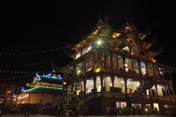 Được biết chùa đã tôn trí và an vị tượng Phật Quán Thế Âm Bồ Tát lộ thiên bằng đá màu trắng, cao 5,3m, nặng 12 tấn; tam tượng Phật bằng đá gồm tượng Phật Thích Ca cao 2,8m, nặng 6 tấn, Quán Thế Âm Bồ Tát, cao 2,3m, nặng 4 tấn, Địa Tạng Bồ Tát cao 2,3m, nặng 4 tấn. Hiện nay, một số công trình ở chùa Hội An hiện nay vẫn đang trong quá trình xây dựng như: nơi ở, đón tiếp khách thập phương, các chư tăng, Phật tử.