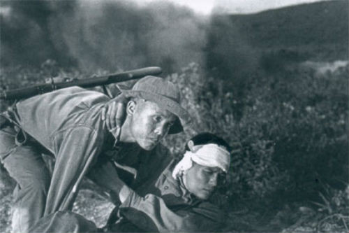 Bức ảnh Tình đồng đội (giữa bom B52 rải thảm ở Quảng Trị, 1970) (Ảnh nhiếp ảnh gia Đoàn Công Tính).