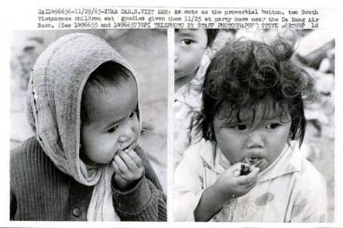 Hai em bé ở Đà Nẵng (1965).