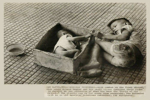 Chỉ với một chiếc bát nhựa, hai anh em cậu bé ăn mày bé nhỏ này phải tự mình kiếm sống để tồn tại (Sài Gòn, 1965-1975). (Ảnh AP)