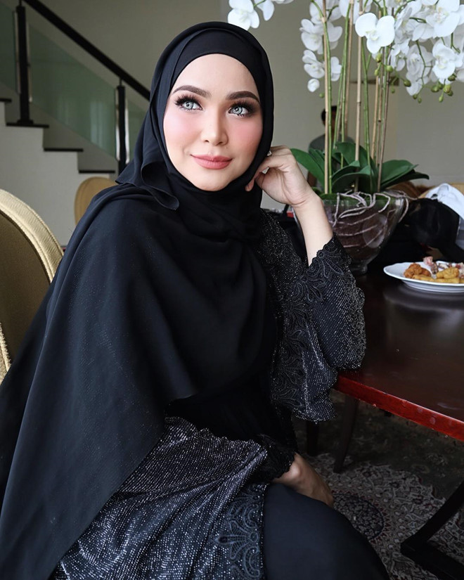 Ở tuổi 35, trải qua 4 lần sinh nở, nàng WAGs nổi tiếng của Malaysia được khen trẻ trung, xinh đẹp. Không kém cạnh chồng, trang cá nhân của cô thu hút gần 360.000 follower.