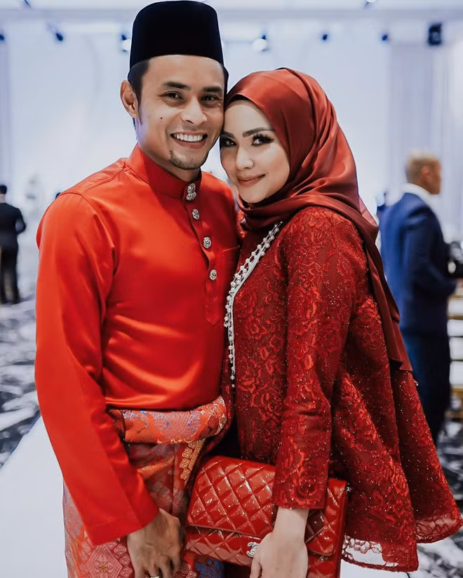 Zaquan Adha và Ayu Raudhah kết hôn vào năm 2011, sau 2 năm hẹn hò. Cựu đội trưởng tuyển Malaysia từng chia sẻ trong suốt khoảng thời gian bên nhau, vợ luôn là hậu phương vững chắc để anh yên tâm phát triển sự nghiệp bóng đá.