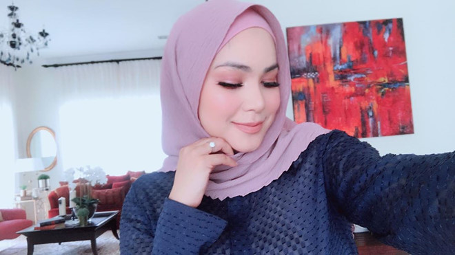 Ayu Raudhah sinh năm 1984 trong gia đình có truyền thống nghệ thuật. Cô hiện là diễn viên nổi tiếng tại Malaysia, từng góp mặt trong hơn 30 bộ phim truyền hình và điện ảnh.