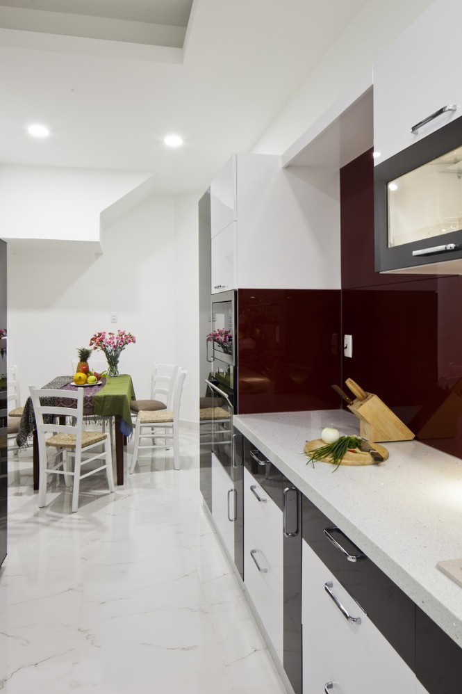 Bếp ăn được thiết kế với đường nét tinh gọn, hiện đại cùng tông màu trắng chủ đạo.